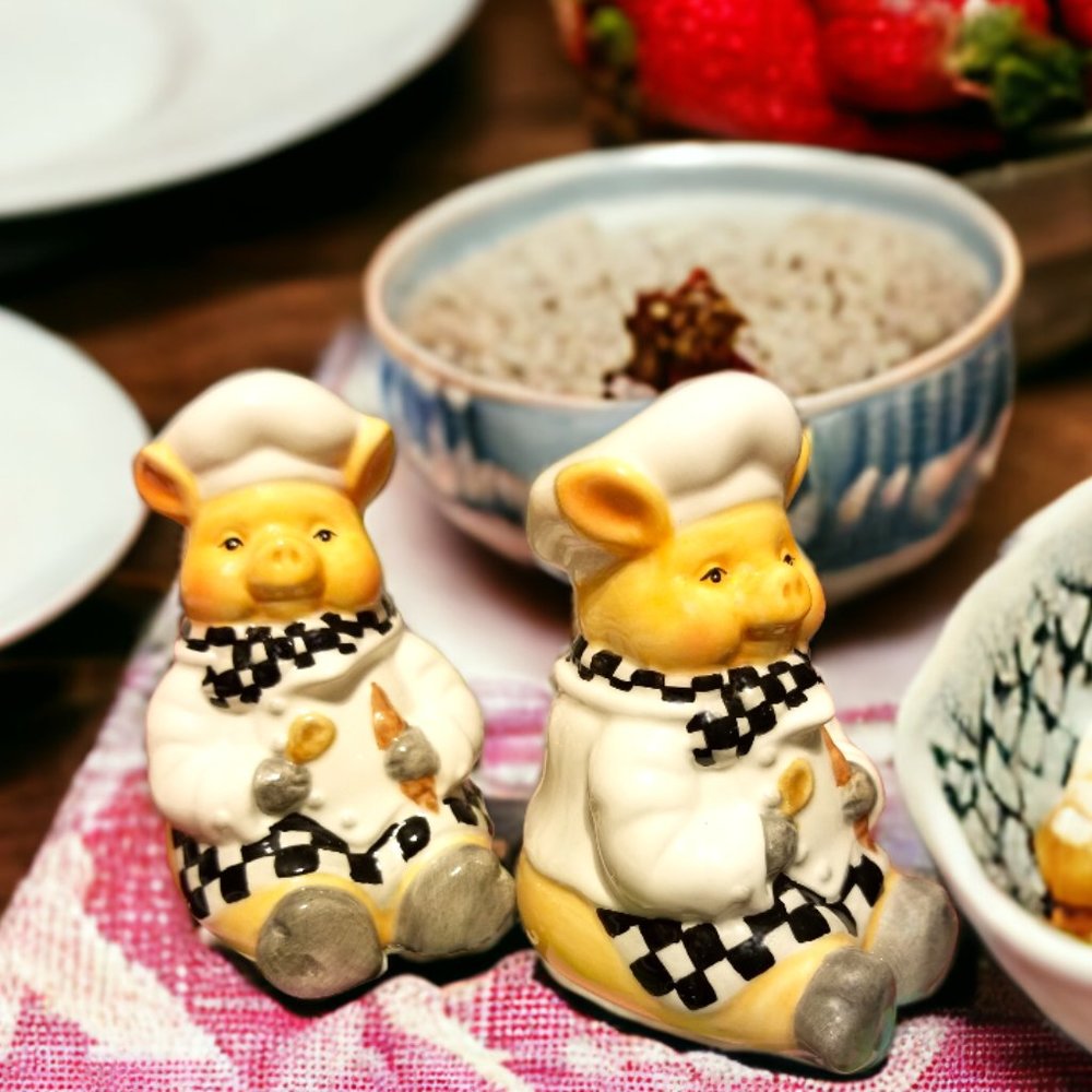 Pig Chef Salt & Pepper Shakers1999 by Young's Heartfelt Kitchen Creations - Picture 4 of 7